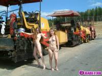 порно фотосессия Две голых девушки рядом с катком 148183677082.jpg