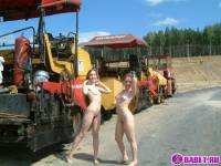 порно фотосессия Две голых девушки рядом с катком 148183677083.jpg