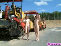 порно фотосессия Две голых девушки рядом с катком 148183677085.jpg