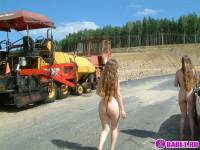 порно фотосессия Две голых девушки рядом с катком 148183677089.jpg