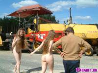 порно фотосессия Две голых девушки рядом с катком 148183677094.jpg