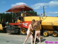 порно фотосессия Две голых девушки рядом с катком 148183677096.jpg