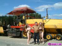 порно фотосессия Две голых девушки рядом с катком 148183677098.jpg