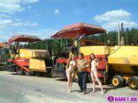 порно фотосессия Две голых девушки рядом с катком 148183677101.jpg