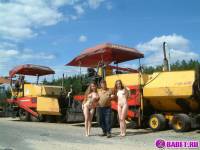 порно фотосессия Две голых девушки рядом с катком 148183677104.jpg