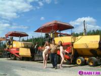 порно фотосессия Две голых девушки рядом с катком 148183677105.jpg