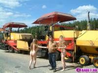 порно фотосессия Две голых девушки рядом с катком 148183677107.jpg