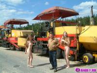 порно фотосессия Две голых девушки рядом с катком 148183677108.jpg