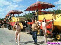 порно фотосессия Две голых девушки рядом с катком 148183677109.jpg