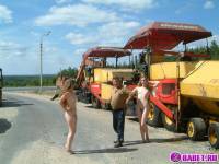 порно фотосессия Две голых девушки рядом с катком 148183677112.jpg