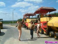 порно фотосессия Две голых девушки рядом с катком 148183677113.jpg