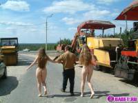 порно фотосессия Две голых девушки рядом с катком 148183677116.jpg