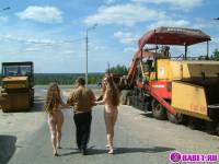 Две голых девушки рядом с катком 148183677118.jpg скачать