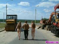 порно фотосессия Две голых девушки рядом с катком 148183677121.jpg