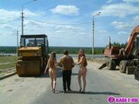 порно фотосессия Две голых девушки рядом с катком 148183677122.jpg