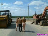 порно фотосессия Две голых девушки рядом с катком 148183677124.jpg