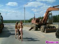порно фотосессия Две голых девушки рядом с катком 148183677125.jpg
