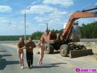 порно фотосессия Две голых девушки рядом с катком 148183677126.jpg