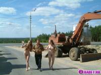 порно фотосессия Две голых девушки рядом с катком 148183677127.jpg