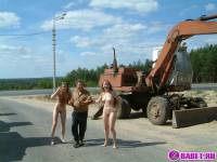 порно фотосессия Две голых девушки рядом с катком 148183677128.jpg