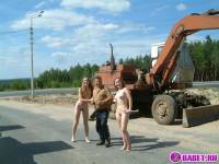 порно фотосессия Две голых девушки рядом с катком 148183677129.jpg