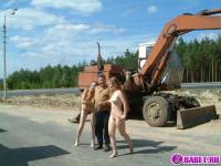 порно фотосессия Две голых девушки рядом с катком 148183677130.jpg