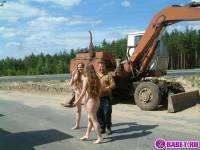 порно фотосессия Две голых девушки рядом с катком 148183677131.jpg