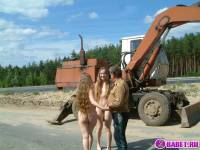 порно фотосессия Две голых девушки рядом с катком 148183677133.jpg