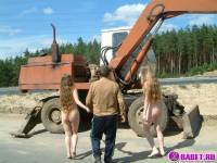 порно фотосессия Две голых девушки рядом с катком 148183677135.jpg