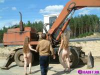 порно фотосессия Две голых девушки рядом с катком 148183677136.jpg