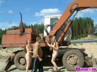 порно фотосессия Две голых девушки рядом с катком 148183677137.jpg