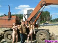 порно фотосессия Две голых девушки рядом с катком 148183677138.jpg