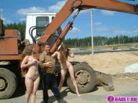 порно фотосессия Две голых девушки рядом с катком 148183677144.jpg