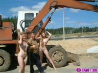 порно фотосессия Две голых девушки рядом с катком 148183677146.jpg