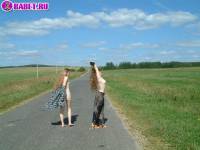 порно фотосессия Две девушки отрываются на трассе 148-183-676-003.jpg