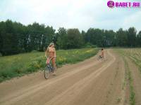 порно фотосессия Осторожно за рулём голые девчёнки lilu225104.jpg