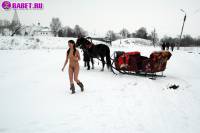 порно фотосессия Фото обнаженной целки на коне фото-126.йпг