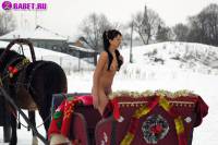 порно фотосессия Фото обнаженной целки на коне фото-188.йпг