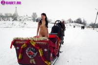 порно фотосессия Фото обнаженной целки на коне фото-23.йпг