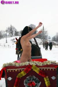 порно фотосессия Фото обнаженной целки на коне фото-33.йпг