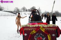 порно фотосессия Фото обнаженной целки на коне фото-68.йпг