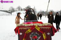 порно фотосессия Фото обнаженной целки на коне фото-77.йпг