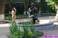 порно фотосессия Целка ходит голая по горсаду фото-13.йпг