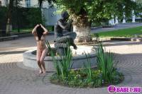 порно фотосессия Целка ходит голая по горсаду фото-15.йпг