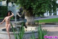 порно фотосессия Целка ходит голая по горсаду фото-28.йпг