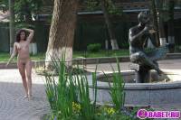 порно фотосессия Целка ходит голая по горсаду фото-2.йпг