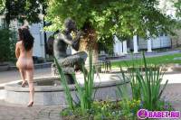 порно фотосессия Целка ходит голая по горсаду фото-45.йпг