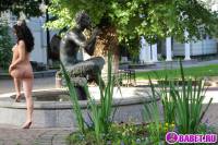 порно фотосессия Целка ходит голая по горсаду фото-48.йпг