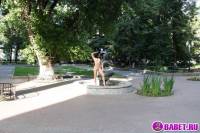 порно фотосессия Целка ходит голая по горсаду фото-53.йпг