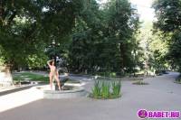 порно фотосессия Целка ходит голая по горсаду фото-54.йпг